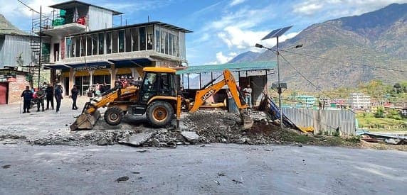 रुकुमपूर्वमा सडक मिचेर बनाइएका संरचनामा चल्यो डोजर