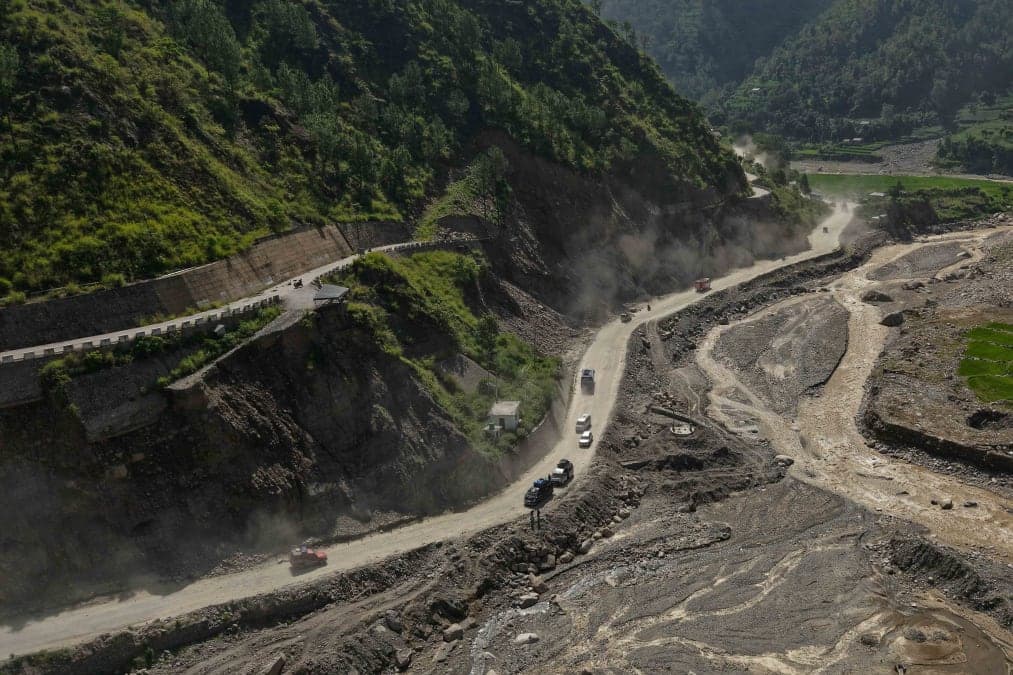 वर्षा र पहिरोका कारण देशका विभिन्न सडकखण्ड अवरुद्ध, बीपी राजमार्गमा राति सवारी सञ्चालनमा रोक
