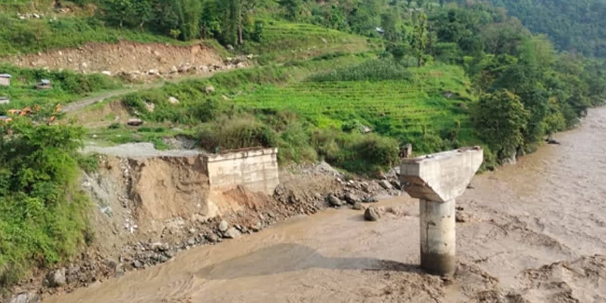 पाँचथरमा बाढी : पहिरोले चार परिवार विस्थापित, जलविद्युत् आयोजनामा क्षति