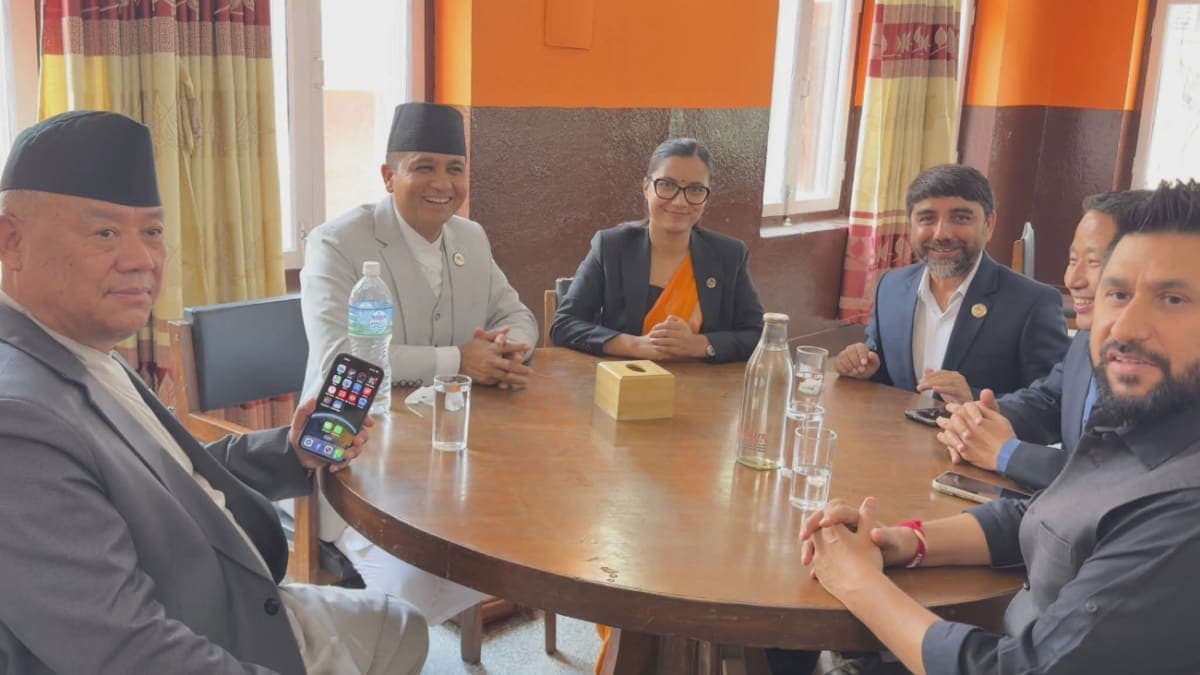 सदन खुलाउने प्रयासमा रवि, विपक्षी दलसँग संवाद