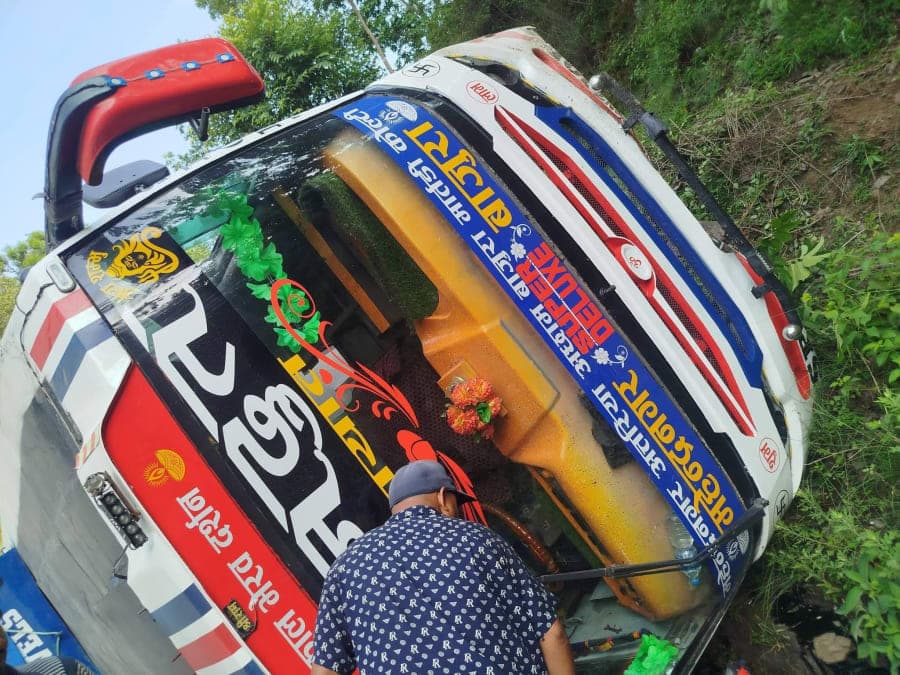 ब्रेक फेल भएर बाजुरामा बस दुर्घटना, २४ जना घाइते