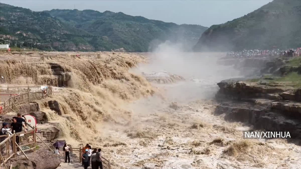 हुकाको छहरामा मुख्य बाढीको सिजन सुरु, जलस्तर बढेसँगै पर्यटकको आकर्षण बढ्यो