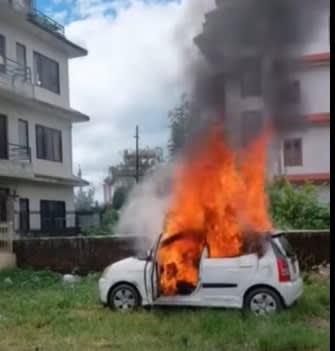 ट्याङ्लाफाँटमा चलिरहेको कारमा अचानक आगो, चालकको घटनास्थलमै मृत्यु