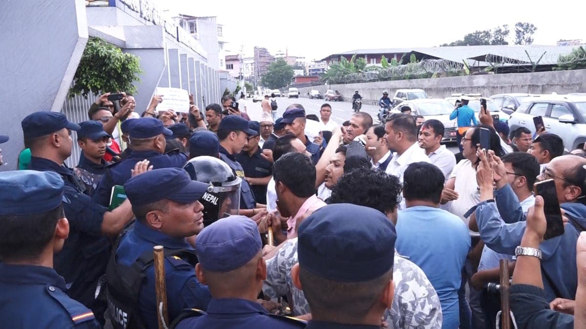 पत्रकार श्रेष्ठको रिहाइ माग गर्दै काठमाडौं प्रहरी परिसरअगाडि नाराबाजी