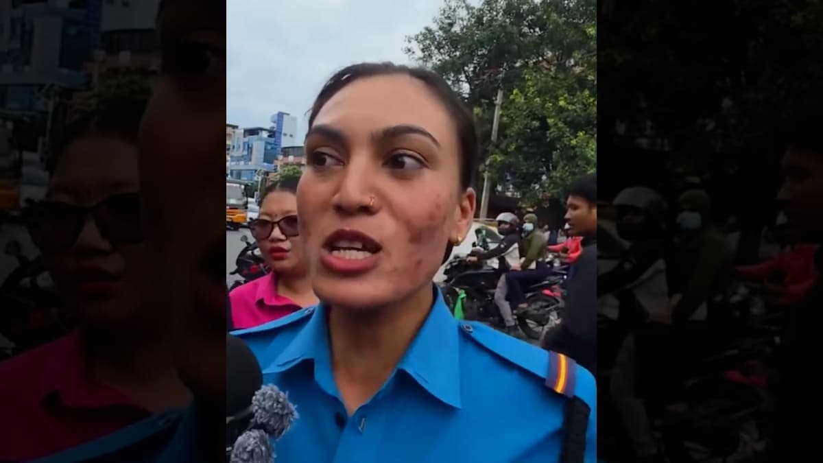 आकाशे पुल प्रयोग गर्न आग्रह गर्दा महिला ट्राफिक प्रहरीमाथि हातपात, ‘जेनजी नेता’ भन्दै अराजकता