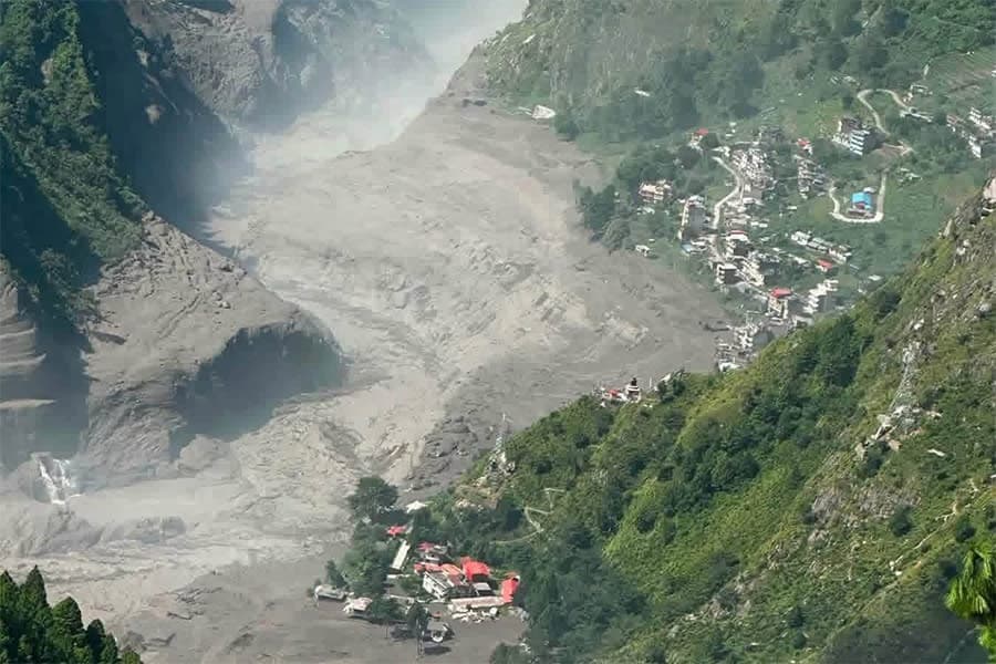 रसुवामा तिब्बततर्फबाट आएको भीषण बाढीले वितण्डा, १६ प्रहरी सम्पर्कविहीन; त्रिशूली तटीय क्षेत्रमा उच्च जोखिम