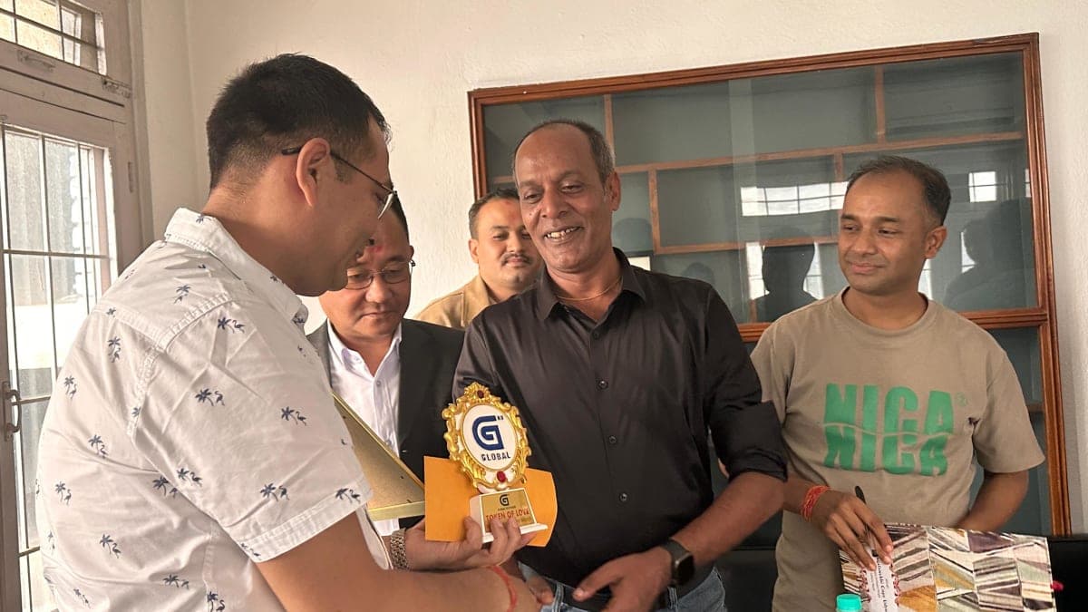 ग्लोबल टोलिभिजको उत्कृष्ट कर्मचारीमा लामिछाने सम्मानीत