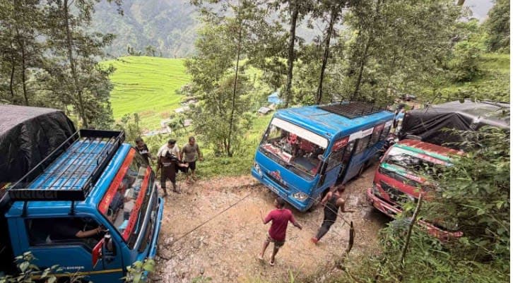 रसुवा जाने वैकल्पिक सडकमा सास्ती, राहत ढुवानीमै समस्या