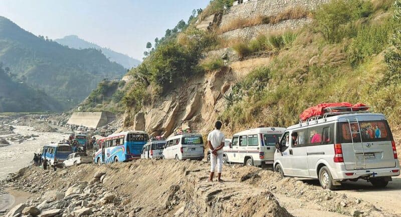 पृथ्वी राजमार्ग अवरुद्ध भएपछि बीपी राजमार्गमा सवारी चाप, मालवाहकलाई राति मात्र सञ्चालन अनुमति